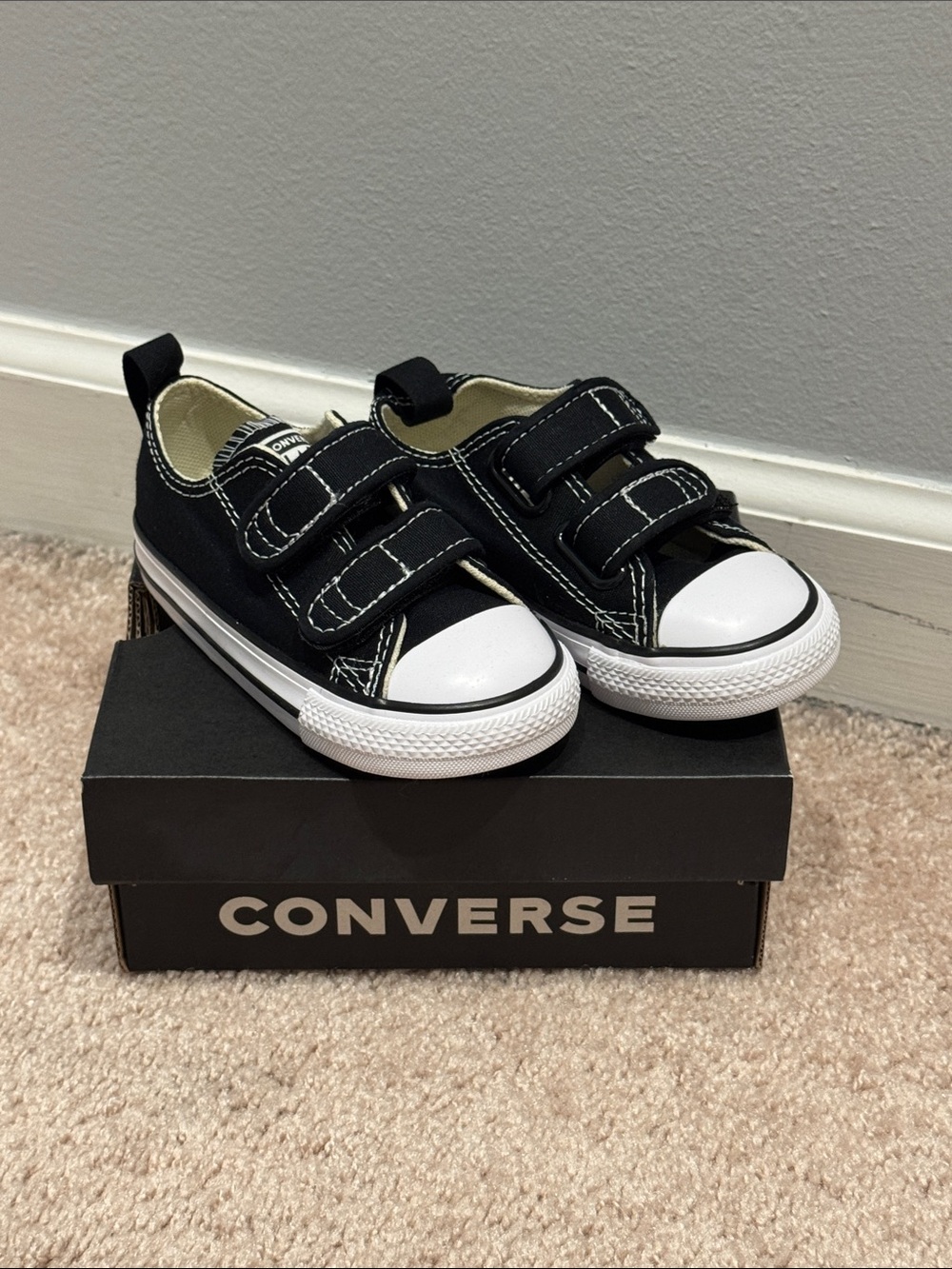 NIB-Chuck Taylor All Star Easy-On Canvas Black, Size 6